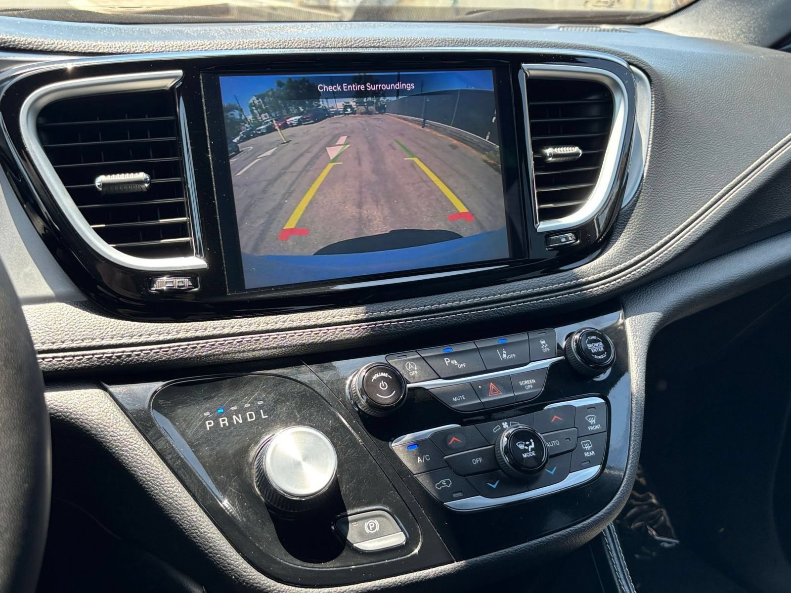 Used 2025 Chrysler Pacifica Limited FWD image 24