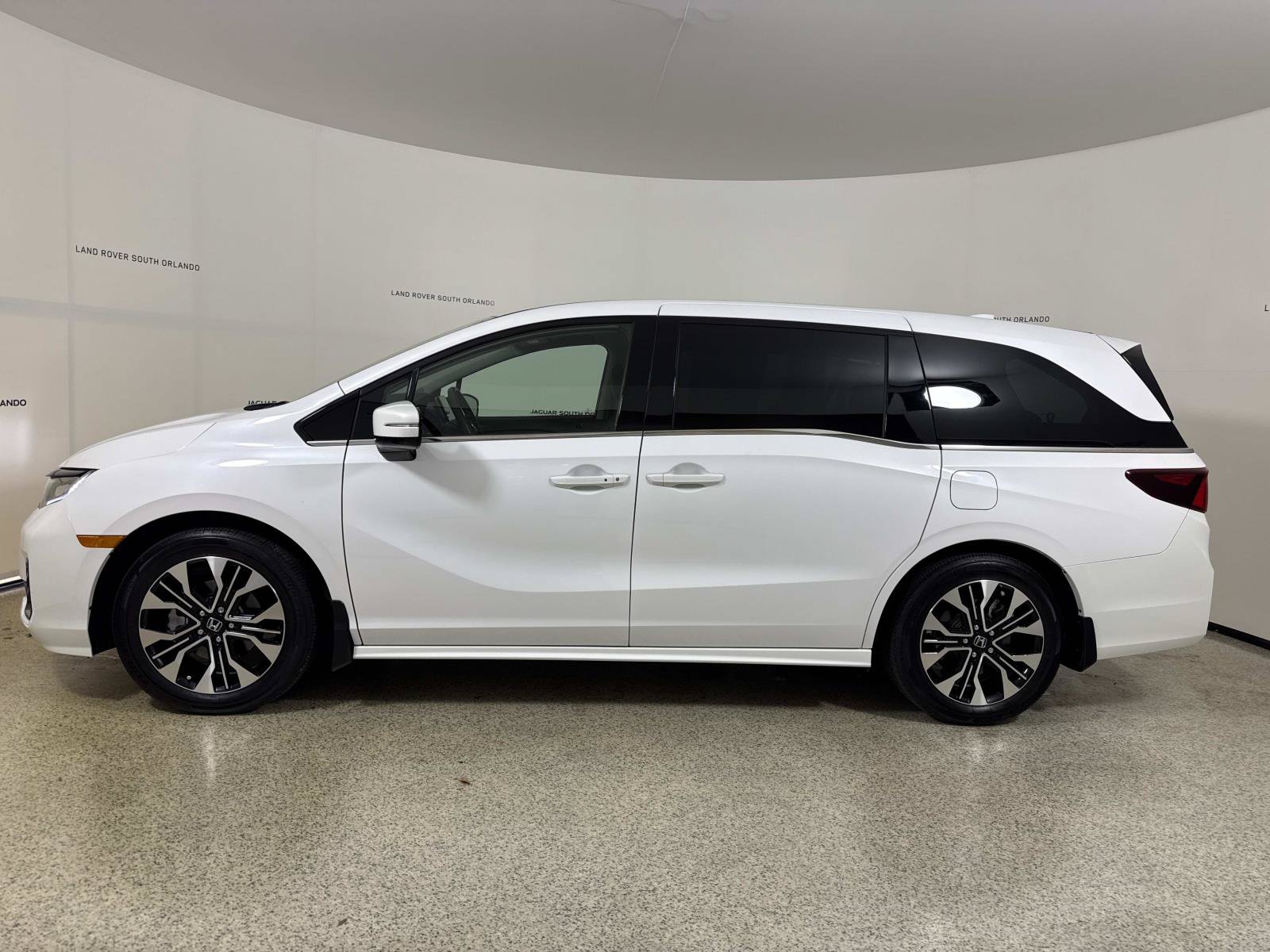Used 2025 Honda Odyssey Elite image 2