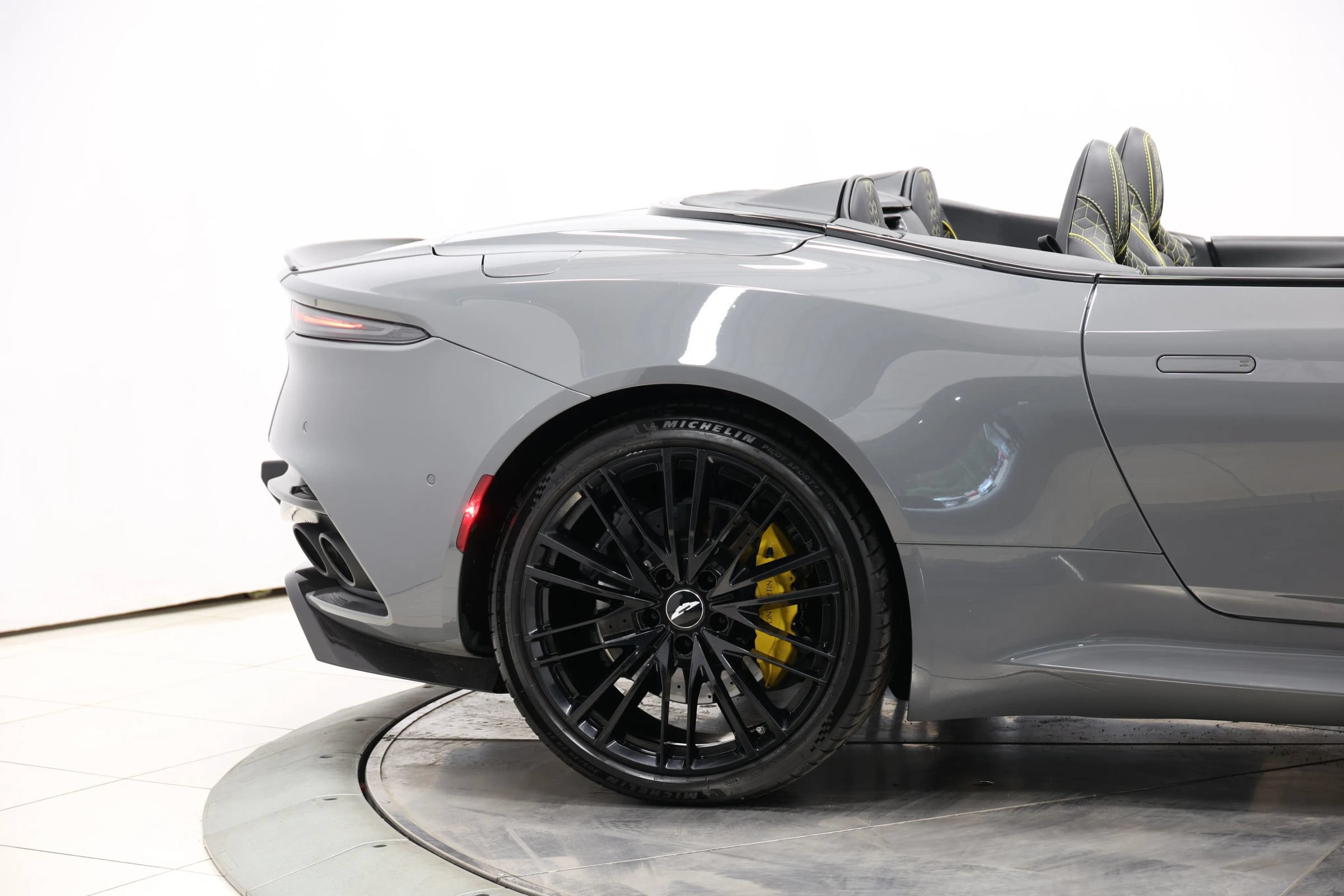 Used 2021 Aston Martin DBS Superleggera Volante RWD image 76