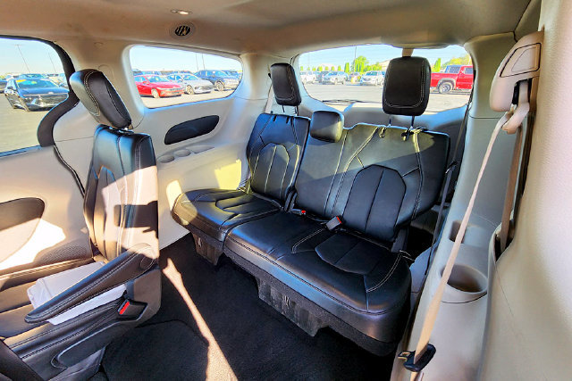 Used 2024 Chrysler Pacifica Touring-L FWD image 22
