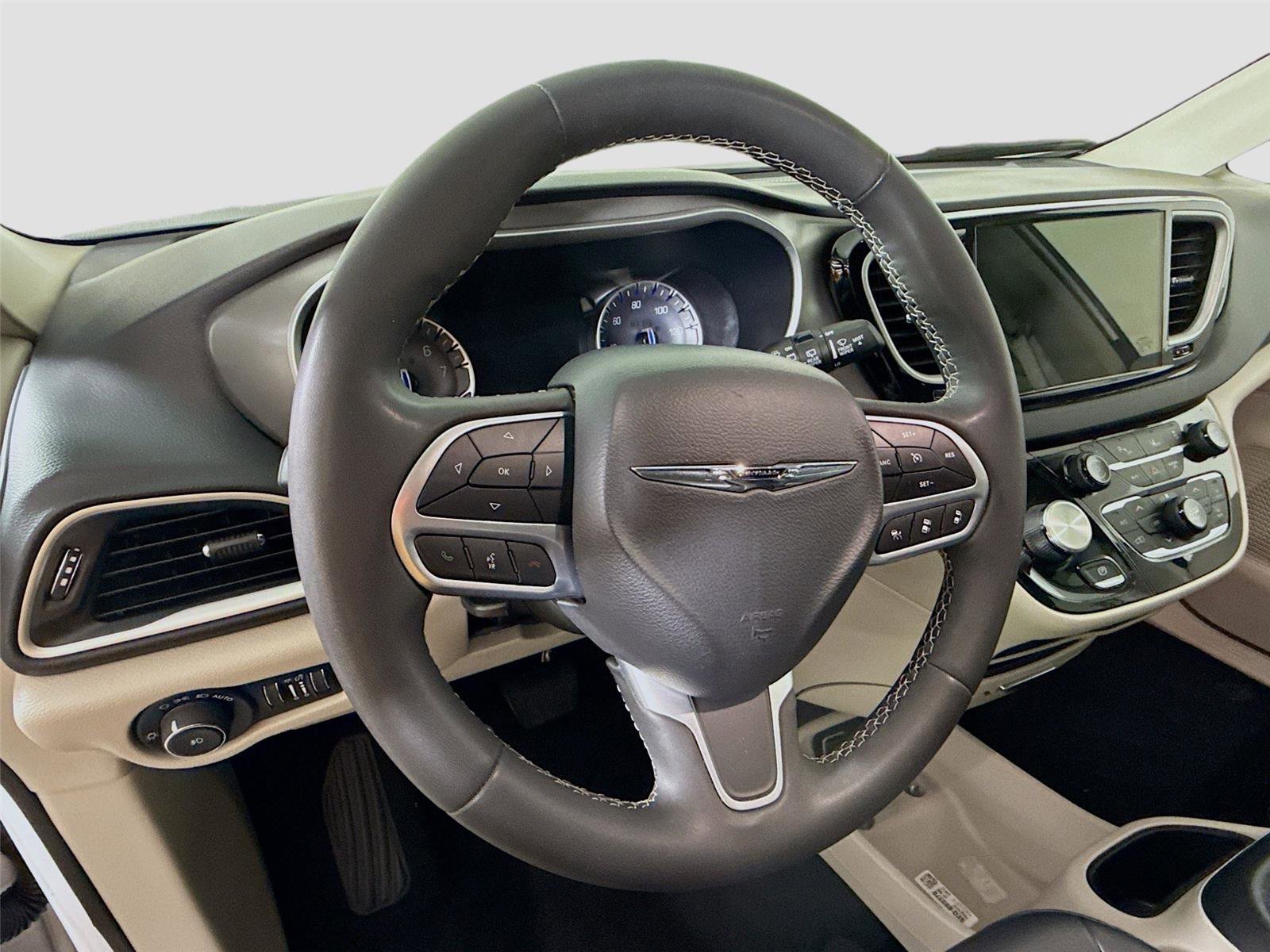 Used 2023 Chrysler Pacifica Touring-L image 5