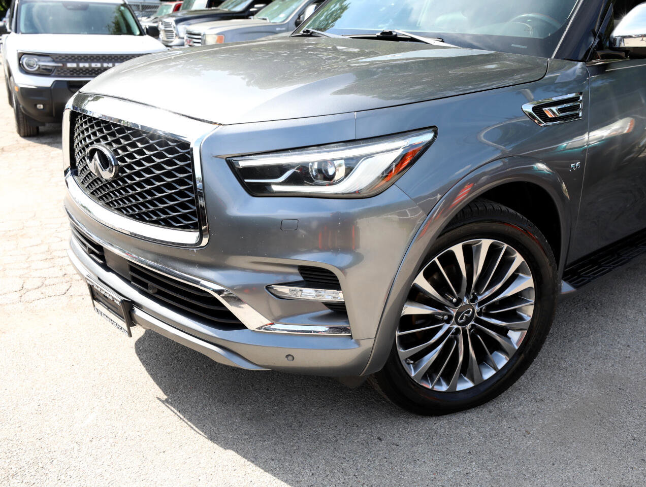 Used 2018 INFINITI QX80 4WD w/ Deluxe Technology Package image 2