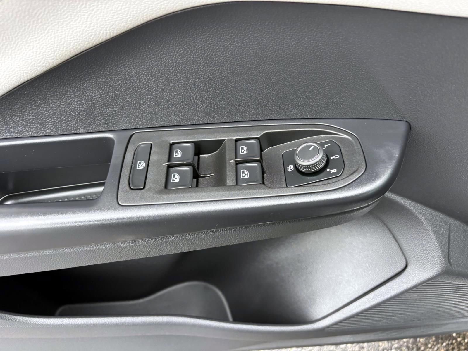 Used 2025 Volkswagen Taos SEL image 13