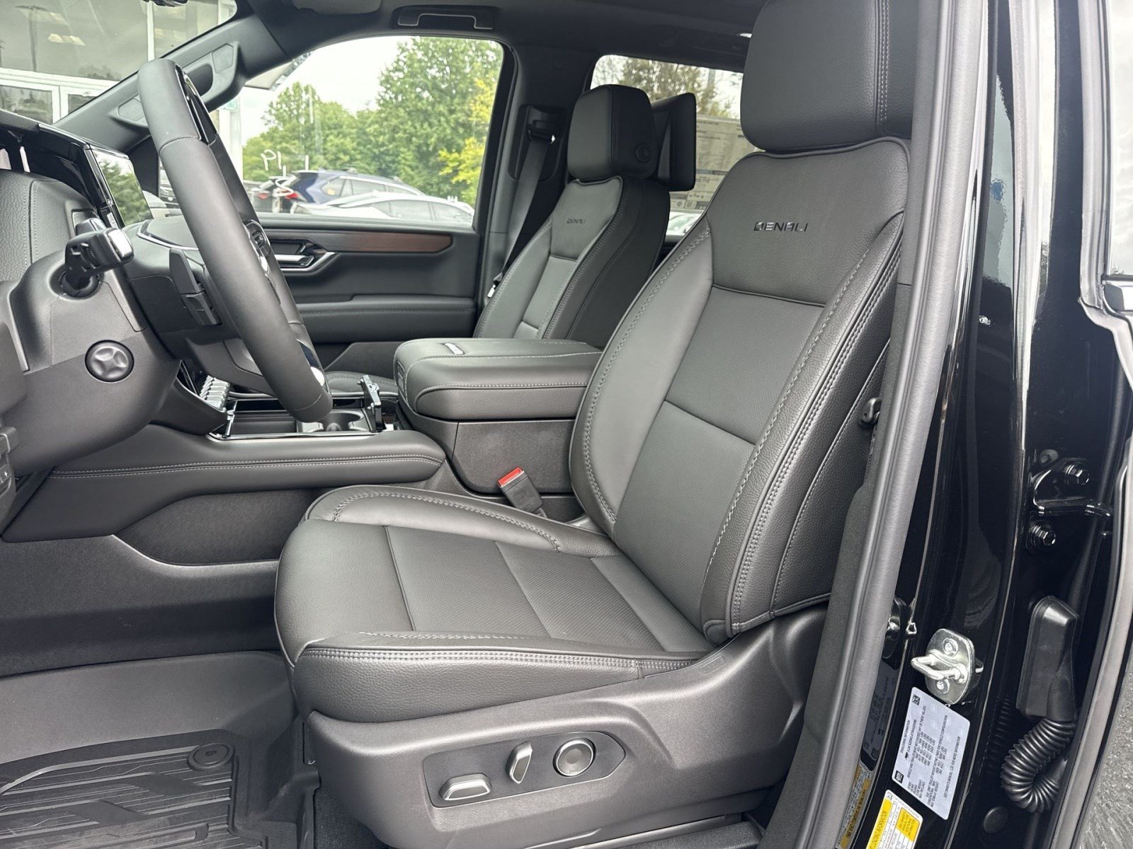 New 2026 GMC Yukon Denali w/ Denali Reserve Package AWD/4WD image 11