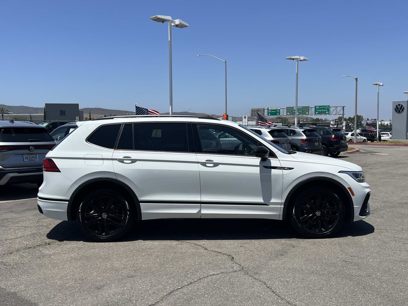 Used 2022 Volkswagen Tiguan SE R-Line FWD image 28