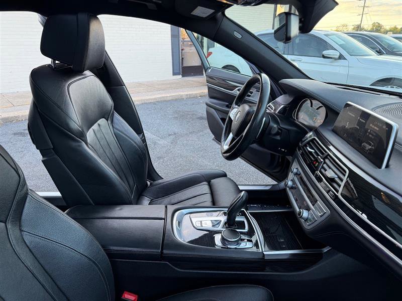 Used 2018 BMW 750i xDrive AWD/4WD image 16
