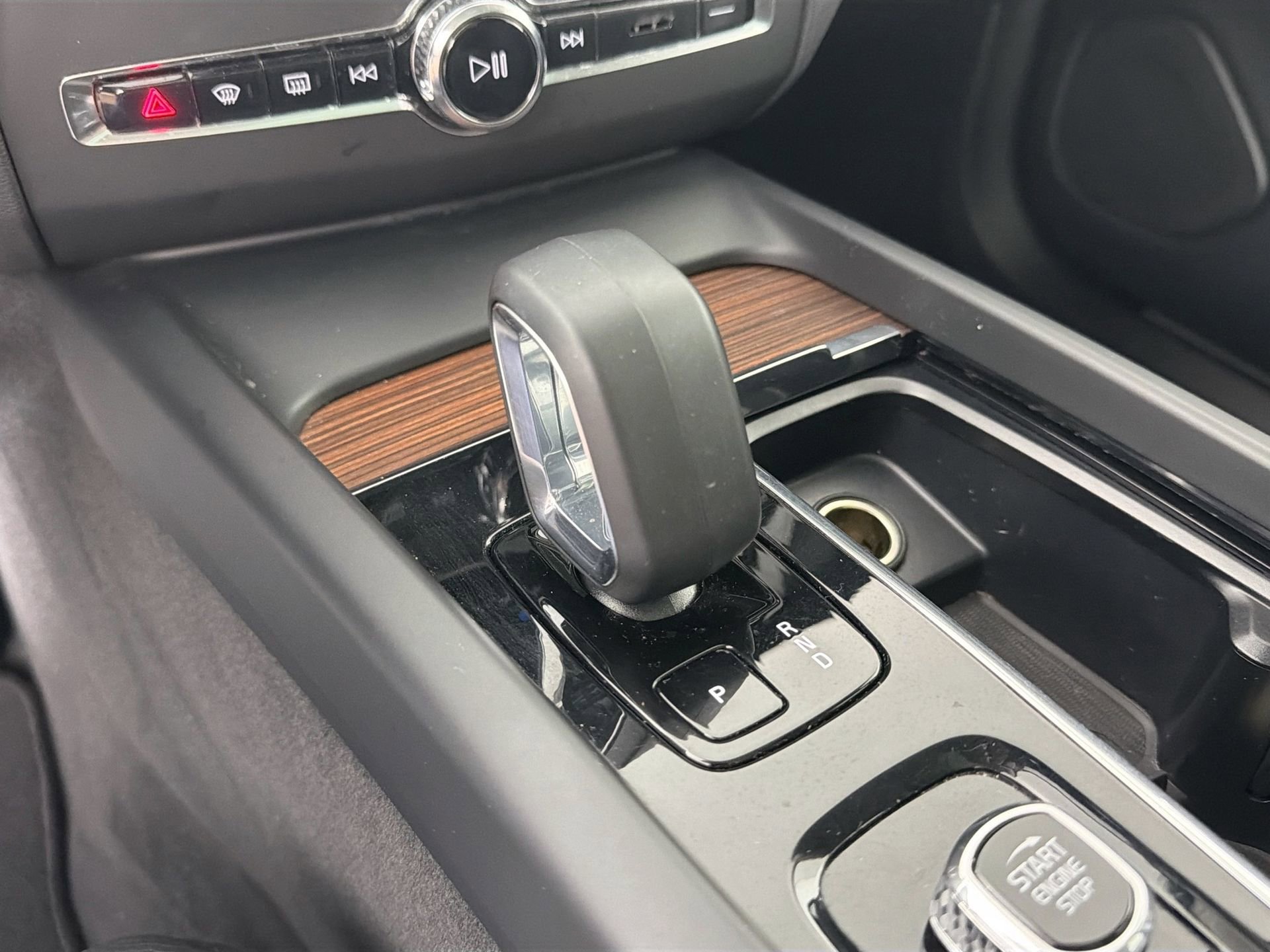 Certified 2023 Volvo XC60 B5 Plus AWD/4WD image 17