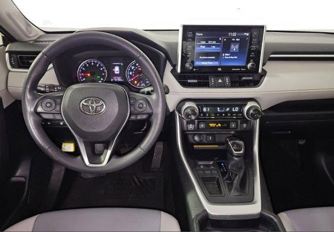 Used 2020 Toyota RAV4 XLE Premium FWD image 4