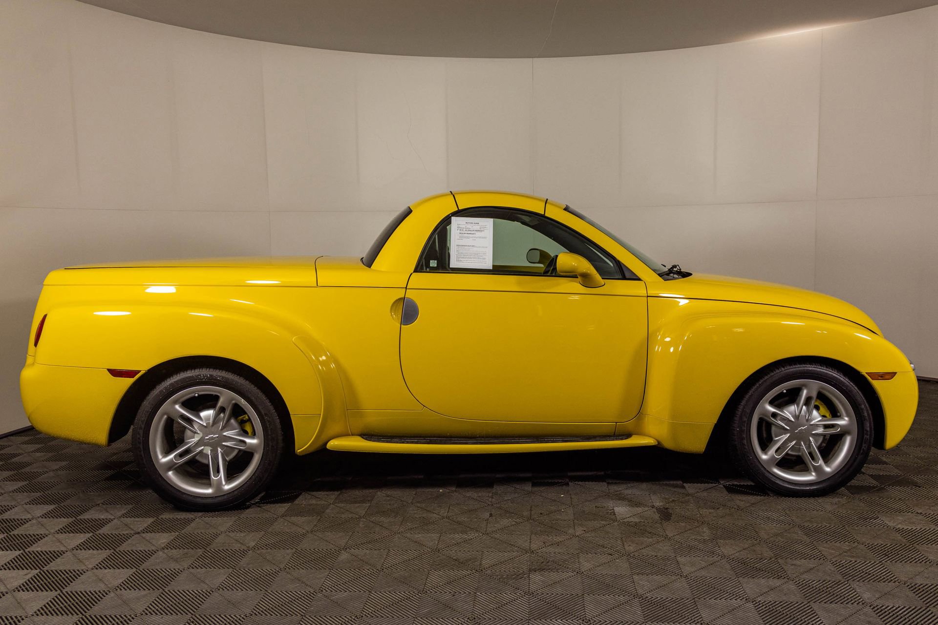 Used 2004 Chevrolet SSR w/ Preferred Equipment Group RWD image 15