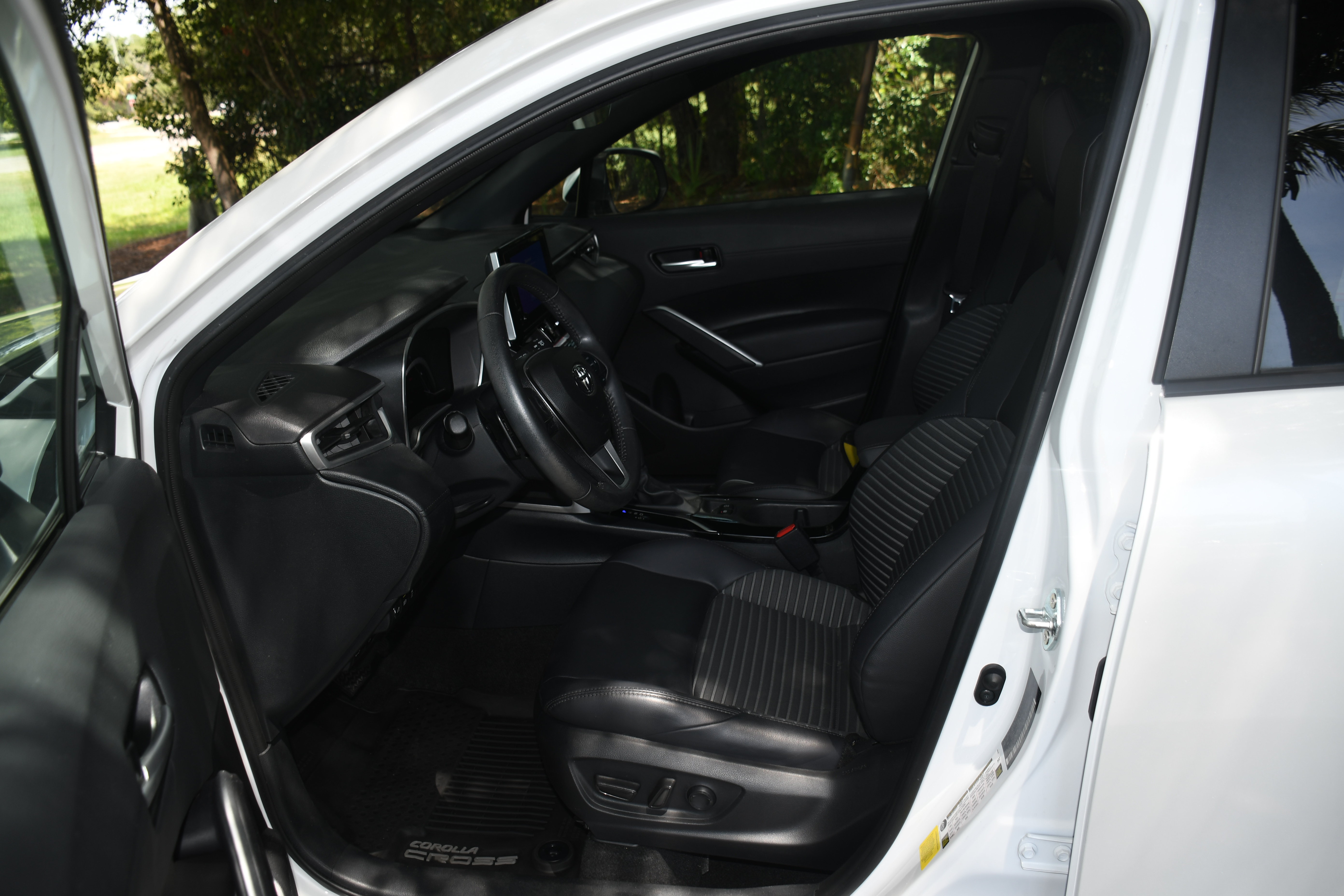 Used 2024 Toyota Corolla Cross AWD Hybrid w/ Convenience Package image 8