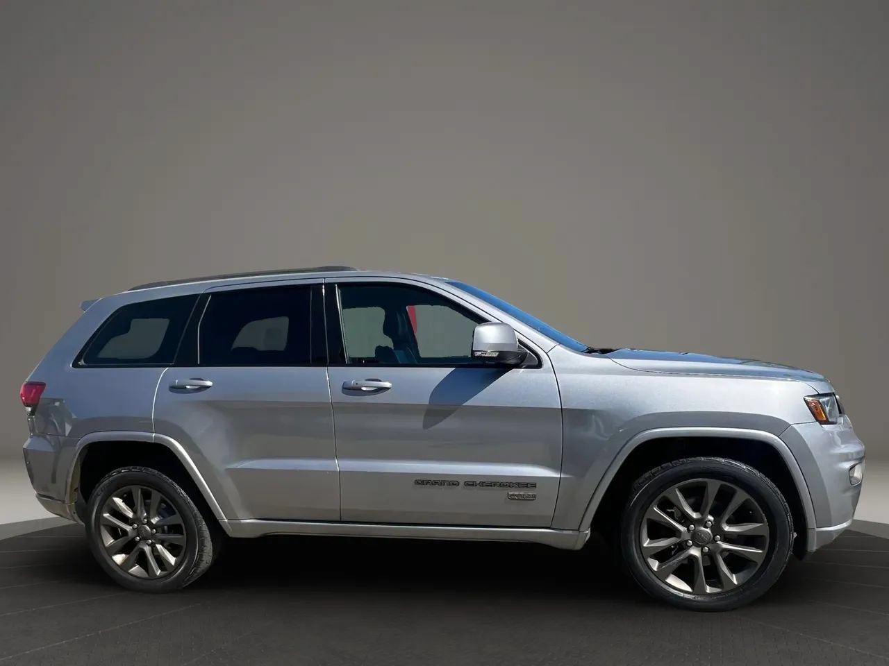 Used 2016 Jeep Grand Cherokee Limited 75th Anniversary AWD/4WD image 4
