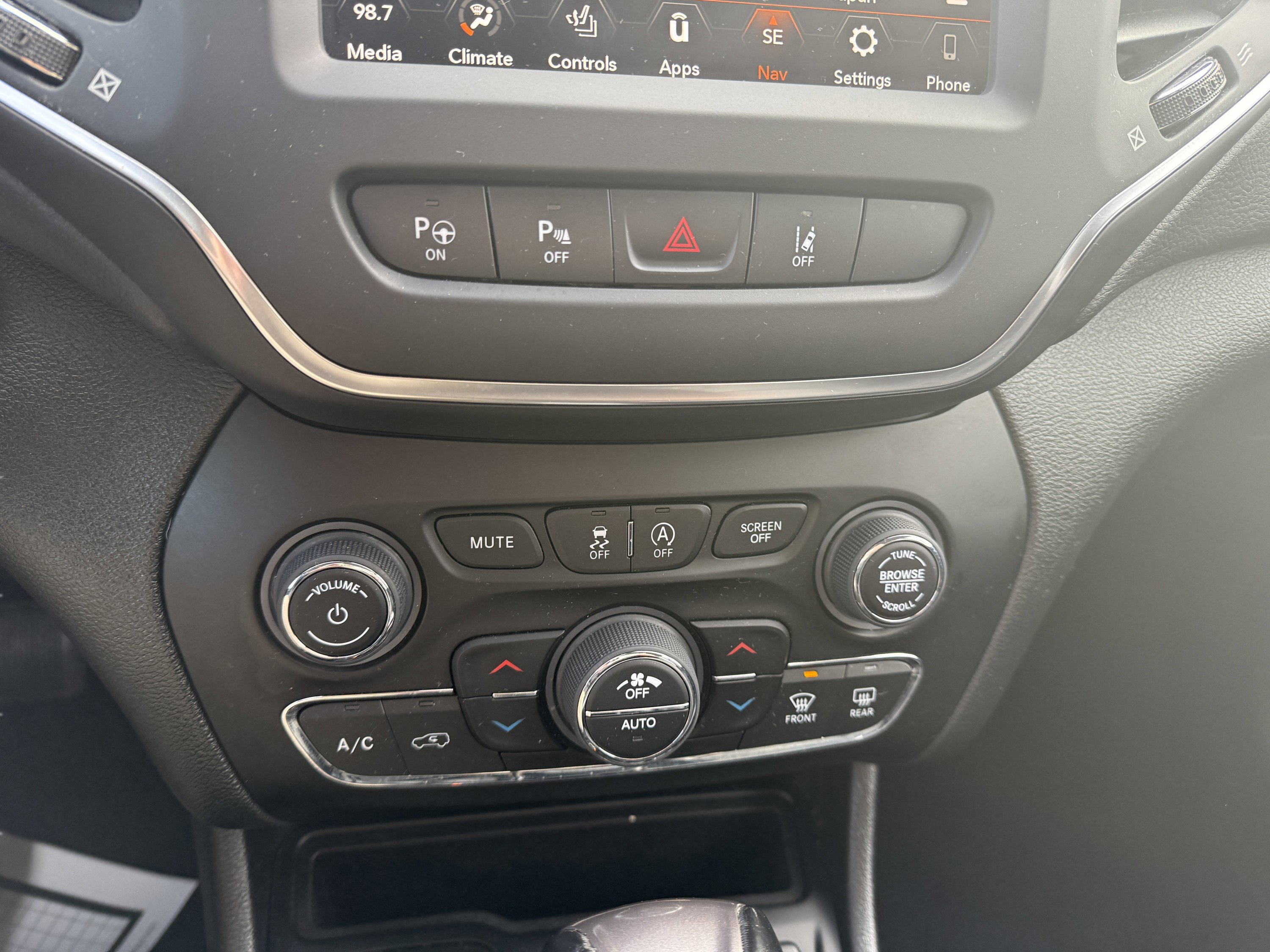 Used 2023 Jeep Cherokee Altitude Lux AWD/4WD image 27