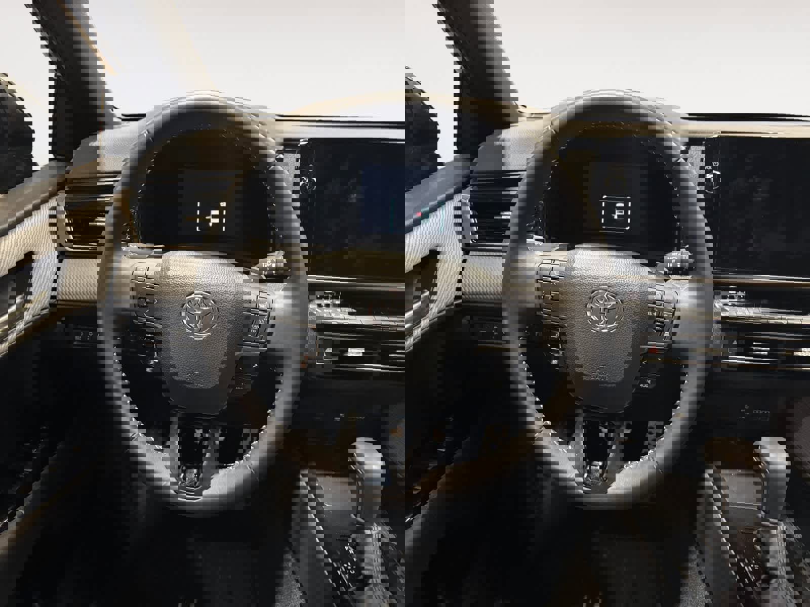 Used 2025 Toyota Camry SE image 12