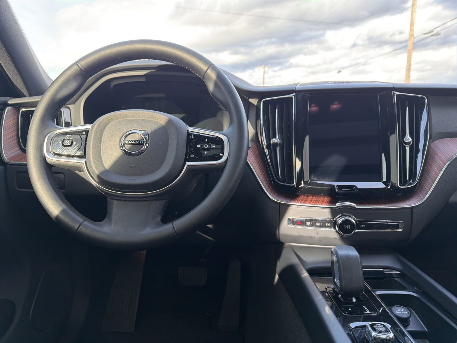 Certified 2025 Volvo XC60 T8 Plus w/ Protection Package Premier image 17