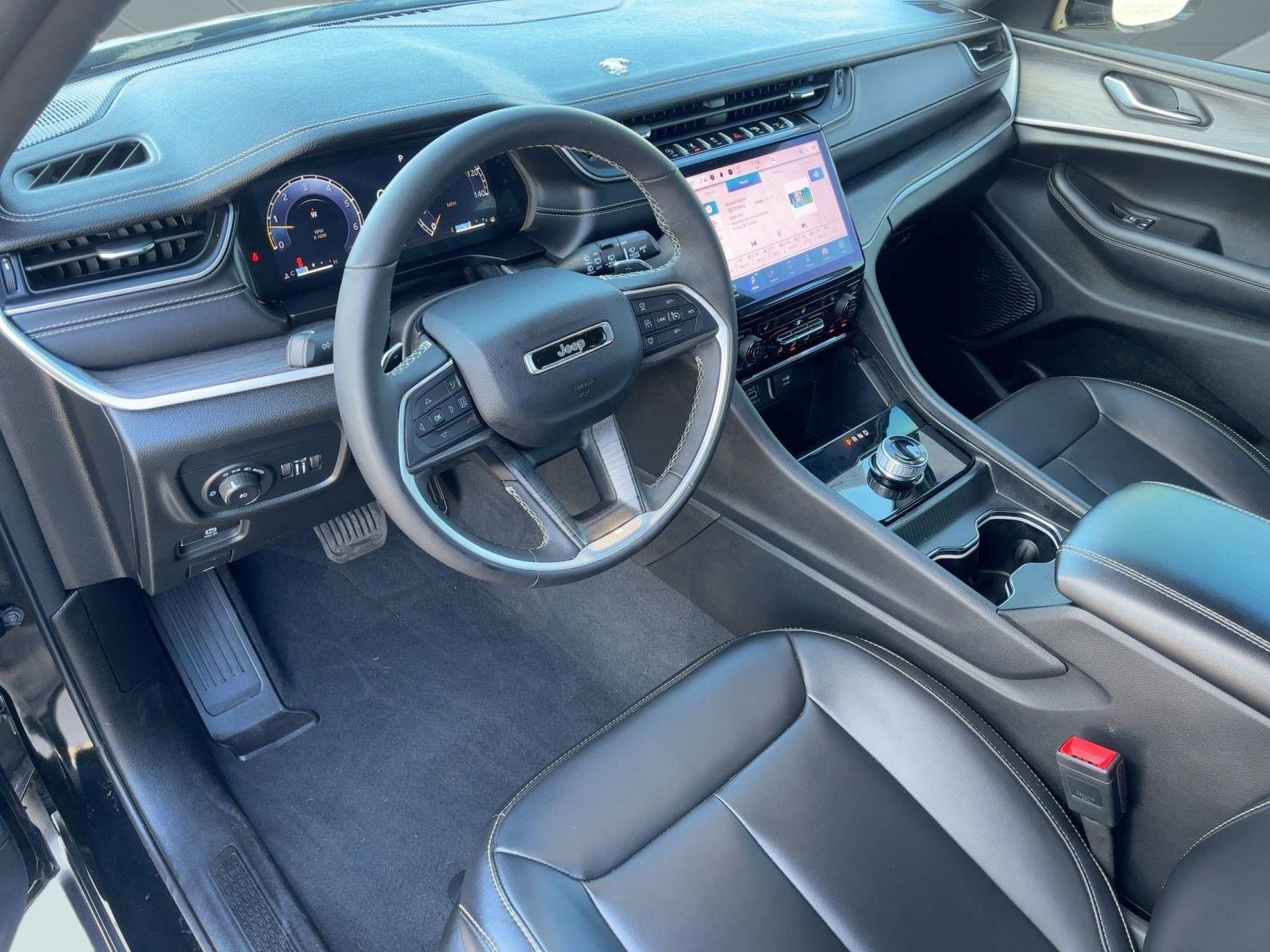 Used 2025 Jeep Grand Cherokee Limited w/ Black Appearance Package image 4