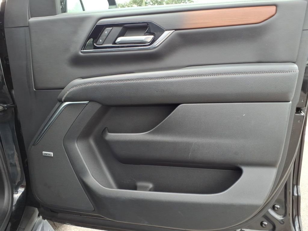 Used 2025 GMC Yukon Denali RWD image 14