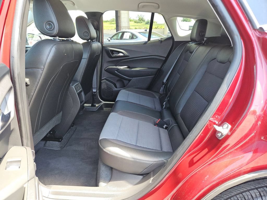 Used 2025 Chevrolet Trax LT w/ LT Convenience Package FWD image 17