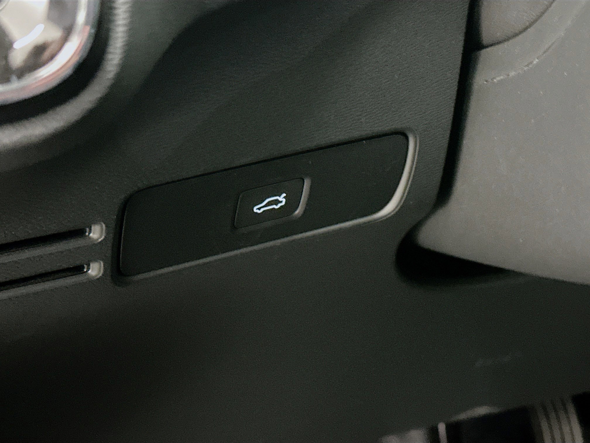 Used 2025 Volvo XC40 B5 Core image 17