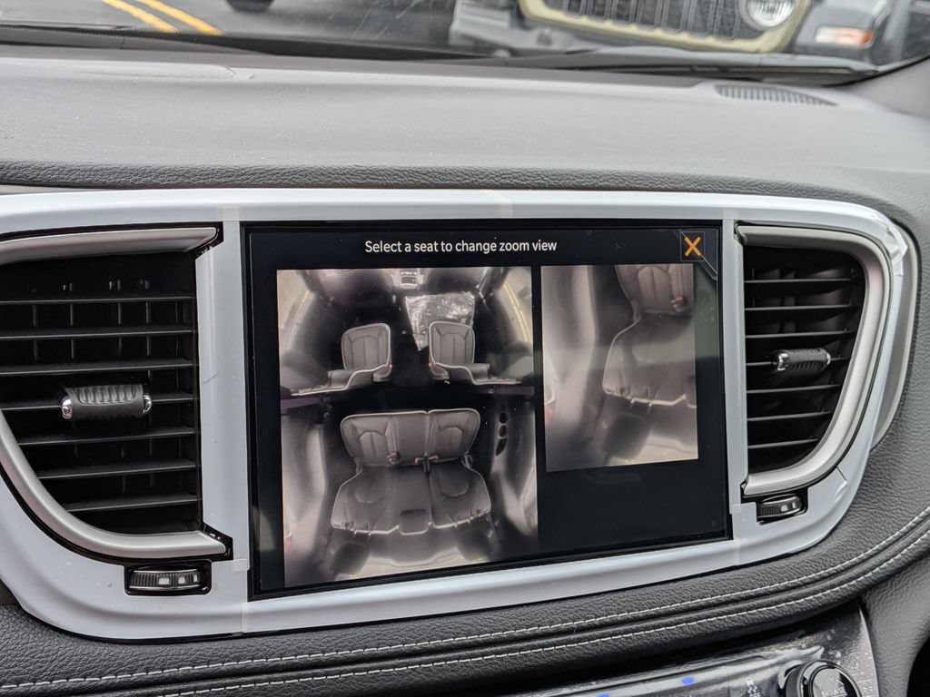 New 2027 Chrysler Pacifica Limited AWD/4WD image 23