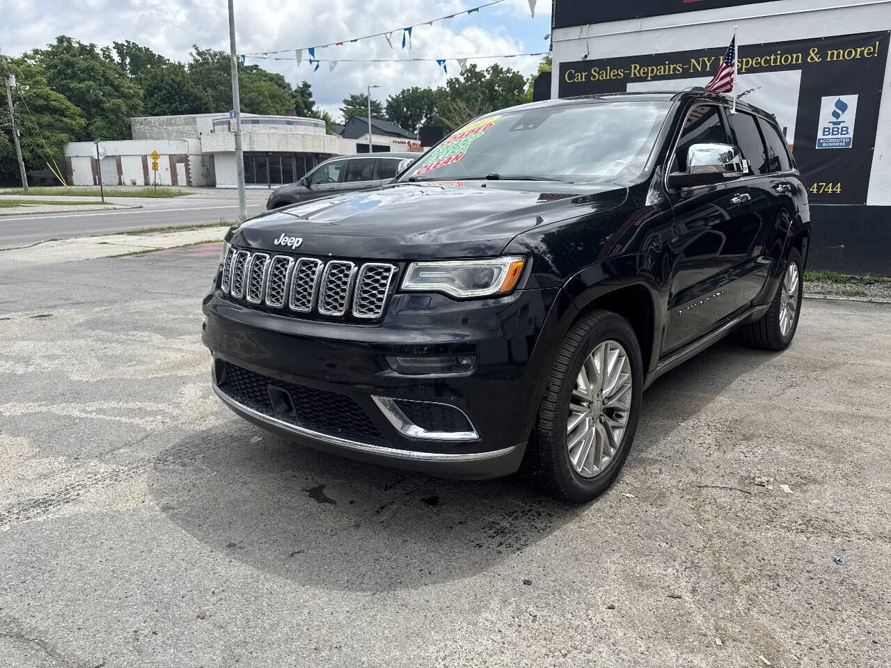 Used 2017 Jeep Grand Cherokee Summit AWD/4WD image 2