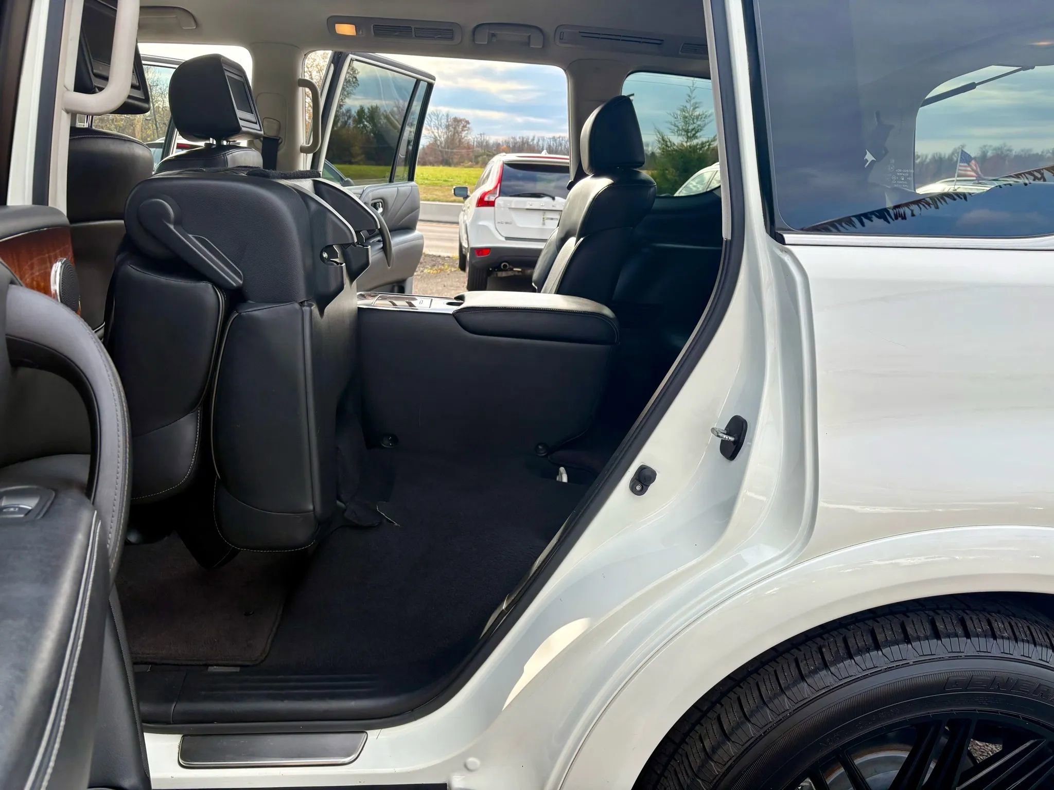 Used 2016 INFINITI QX80 4WD w/ Deluxe Technology Package image 18