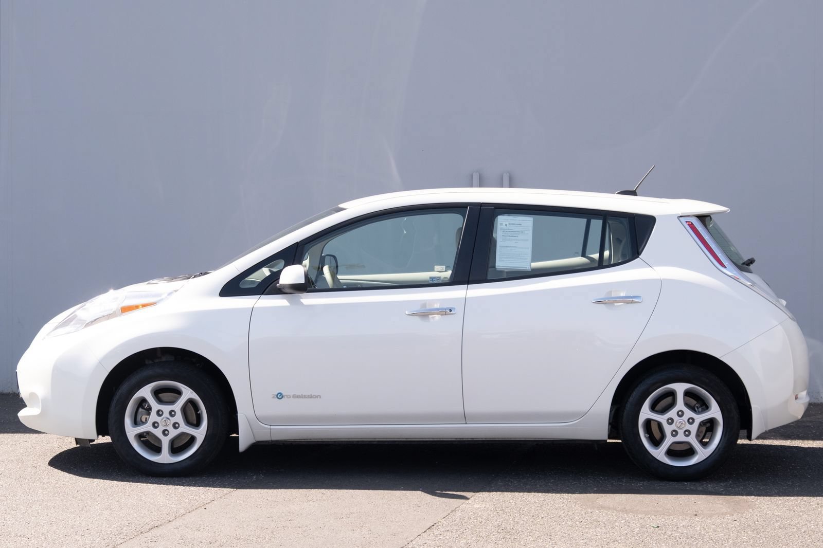 Used 2015 Nissan Leaf SV FWD image 24