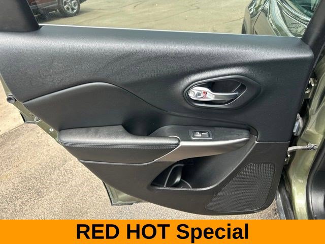 Used 2019 Jeep Cherokee Latitude Plus AWD/4WD image 37