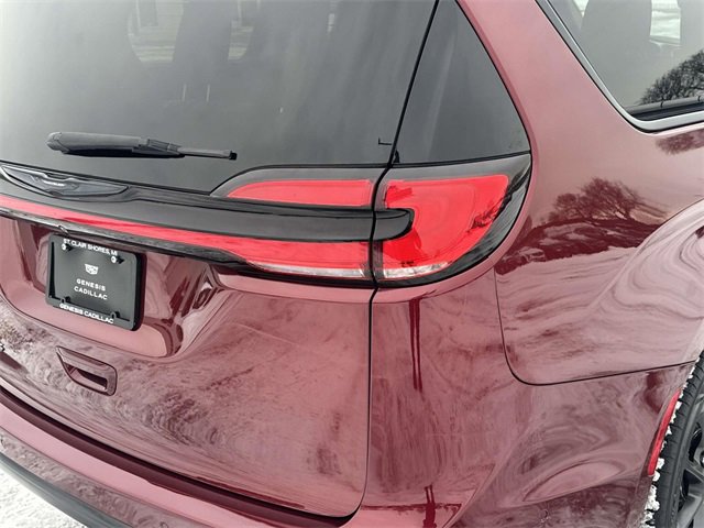 Used 2021 Chrysler Pacifica Touring-L w/ Uconnect Theater Family Group image 6