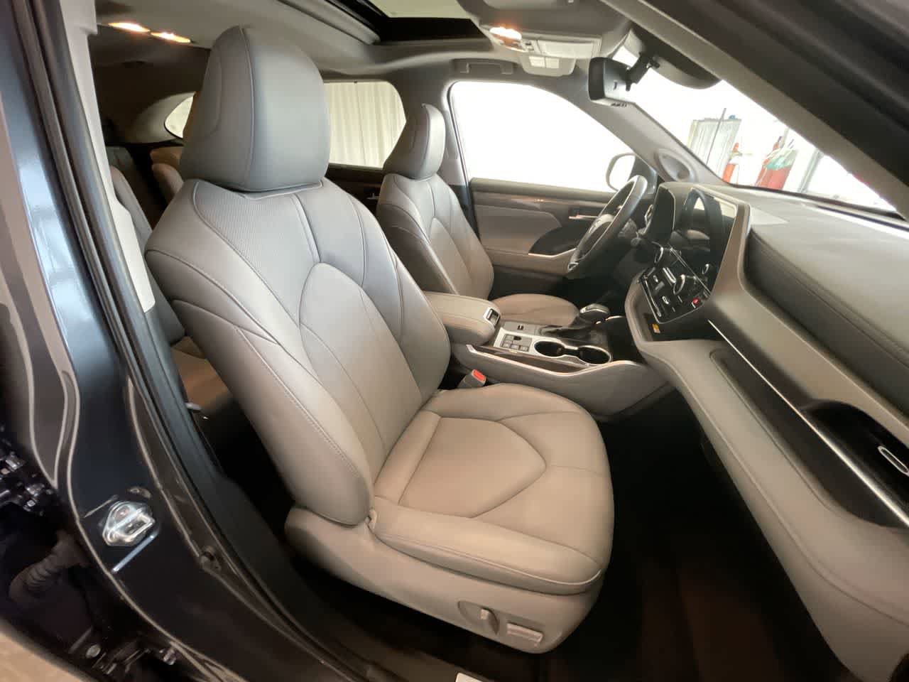 Used 2024 Toyota Highlander Limited AWD/4WD image 26