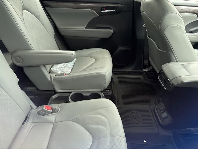 Used 2024 Toyota Highlander Platinum image 8