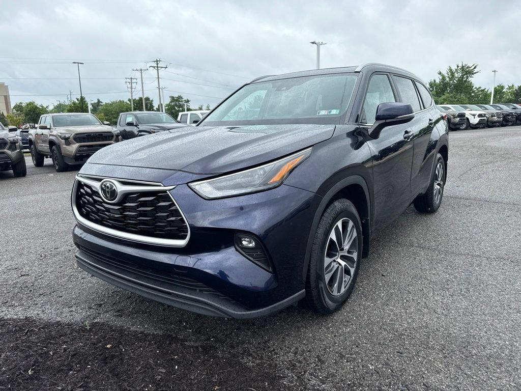 Used 2023 Toyota Highlander XLE FWD image 2