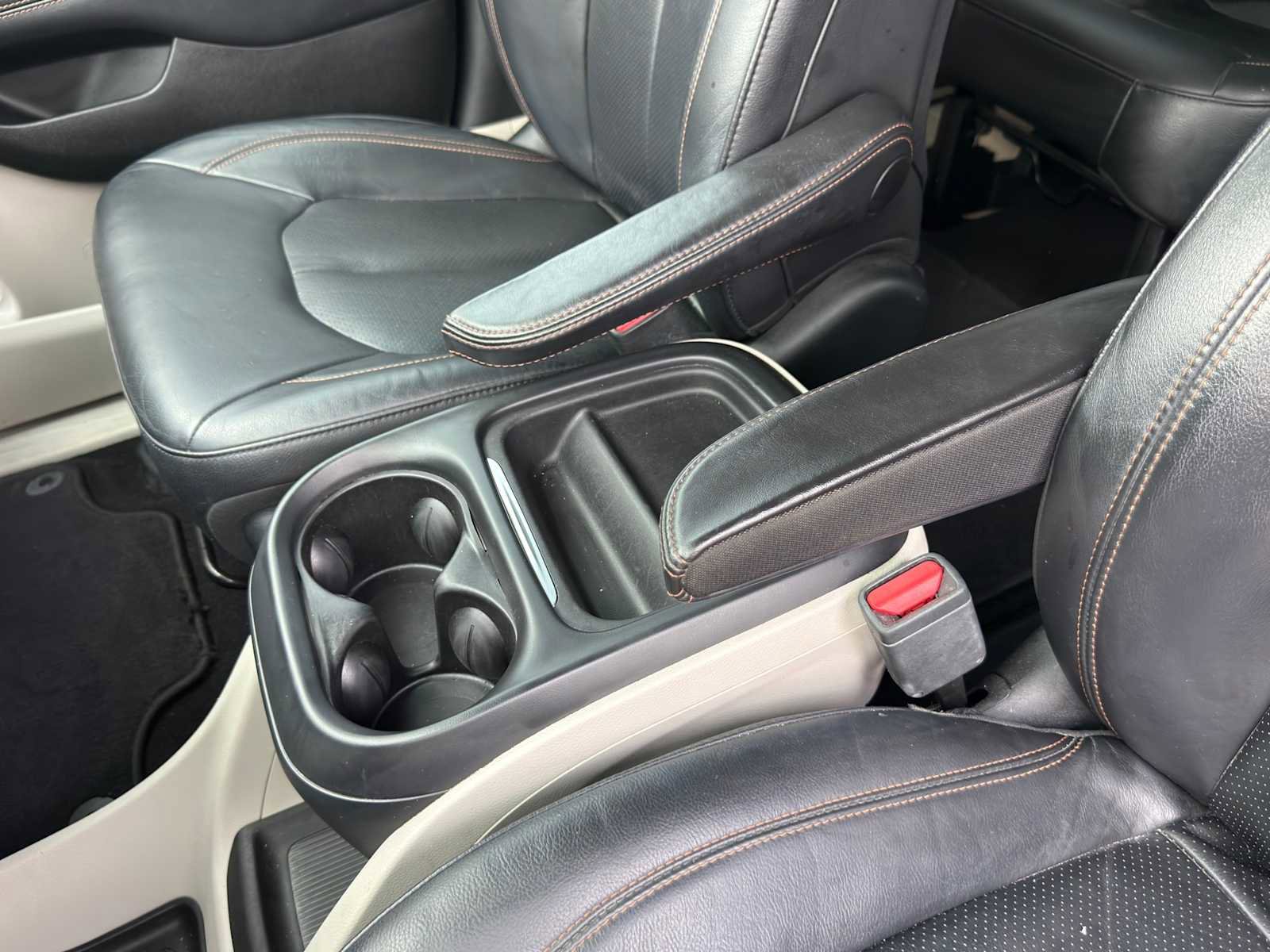 Used 2018 Chrysler Pacifica Touring-L FWD image 12