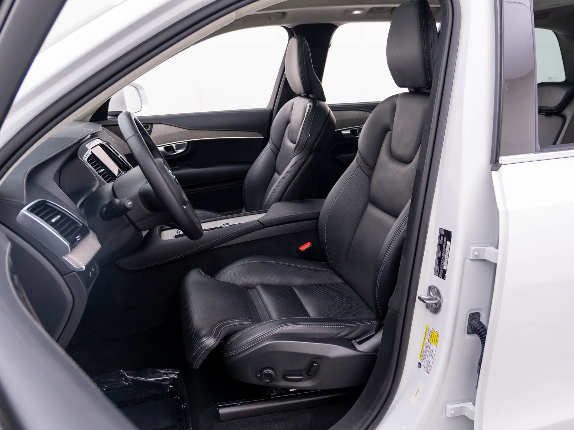 Used 2024 Volvo XC90 T8 Ultimate w/ Lounge Package image 17