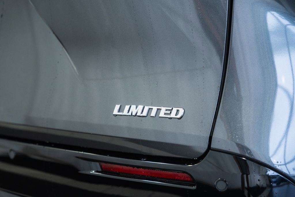 Used 2025 Toyota Sienna Limited AWD/4WD image 8