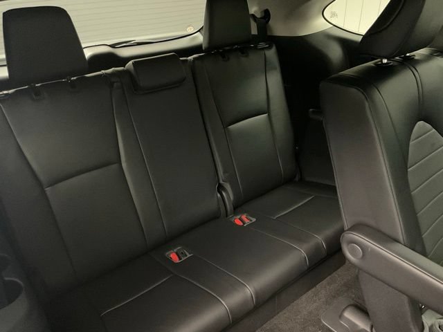 Used 2023 Toyota Highlander XLE AWD/4WD image 29