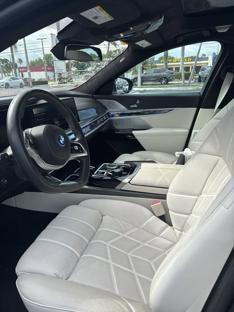 Used 2023 BMW i7 xDrive60 AWD/4WD image 3