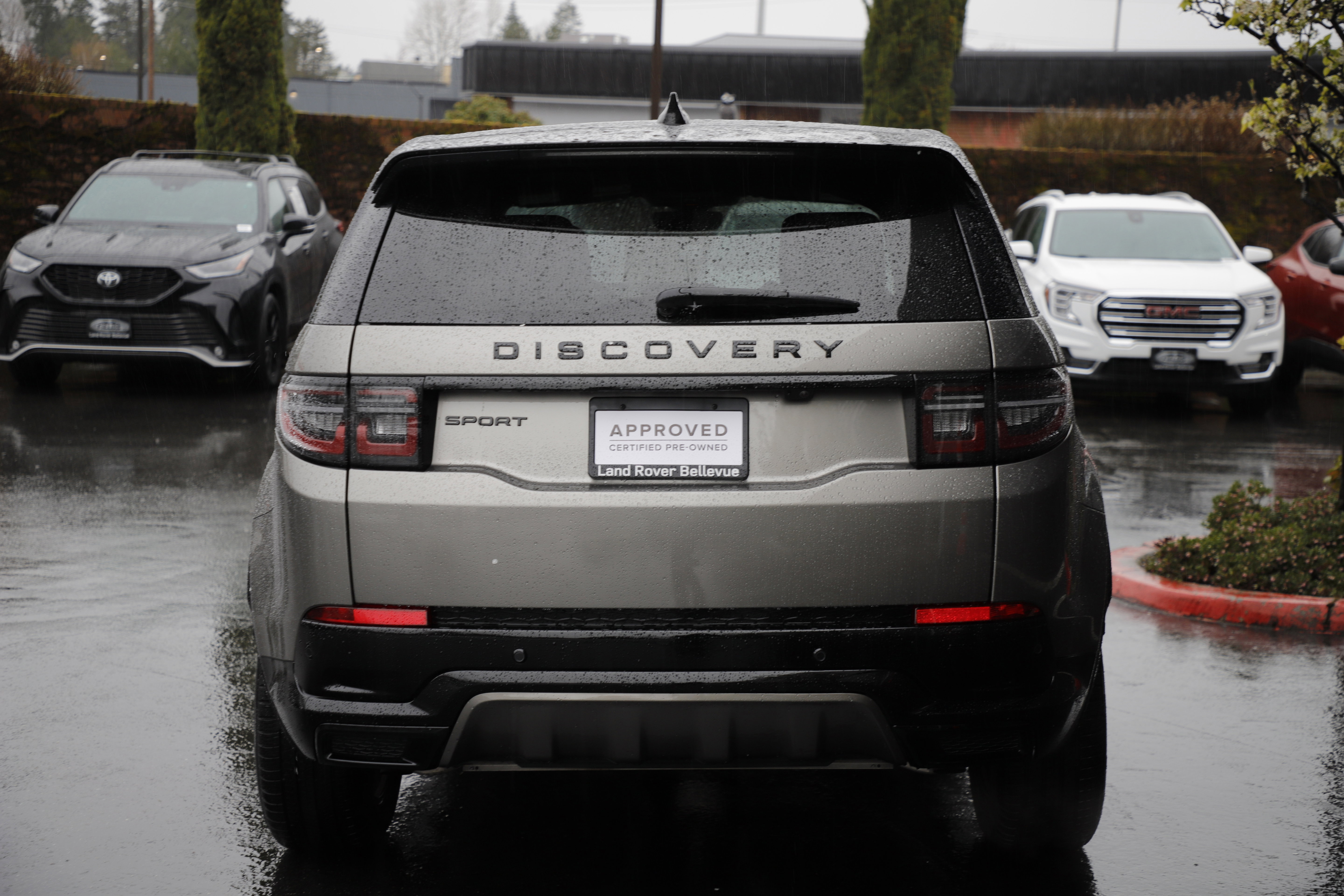 Certified 2025 Land Rover Discovery Sport Dynamic SE image 9