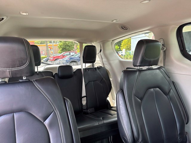 Used 2023 Chrysler Pacifica Touring-L FWD image 13