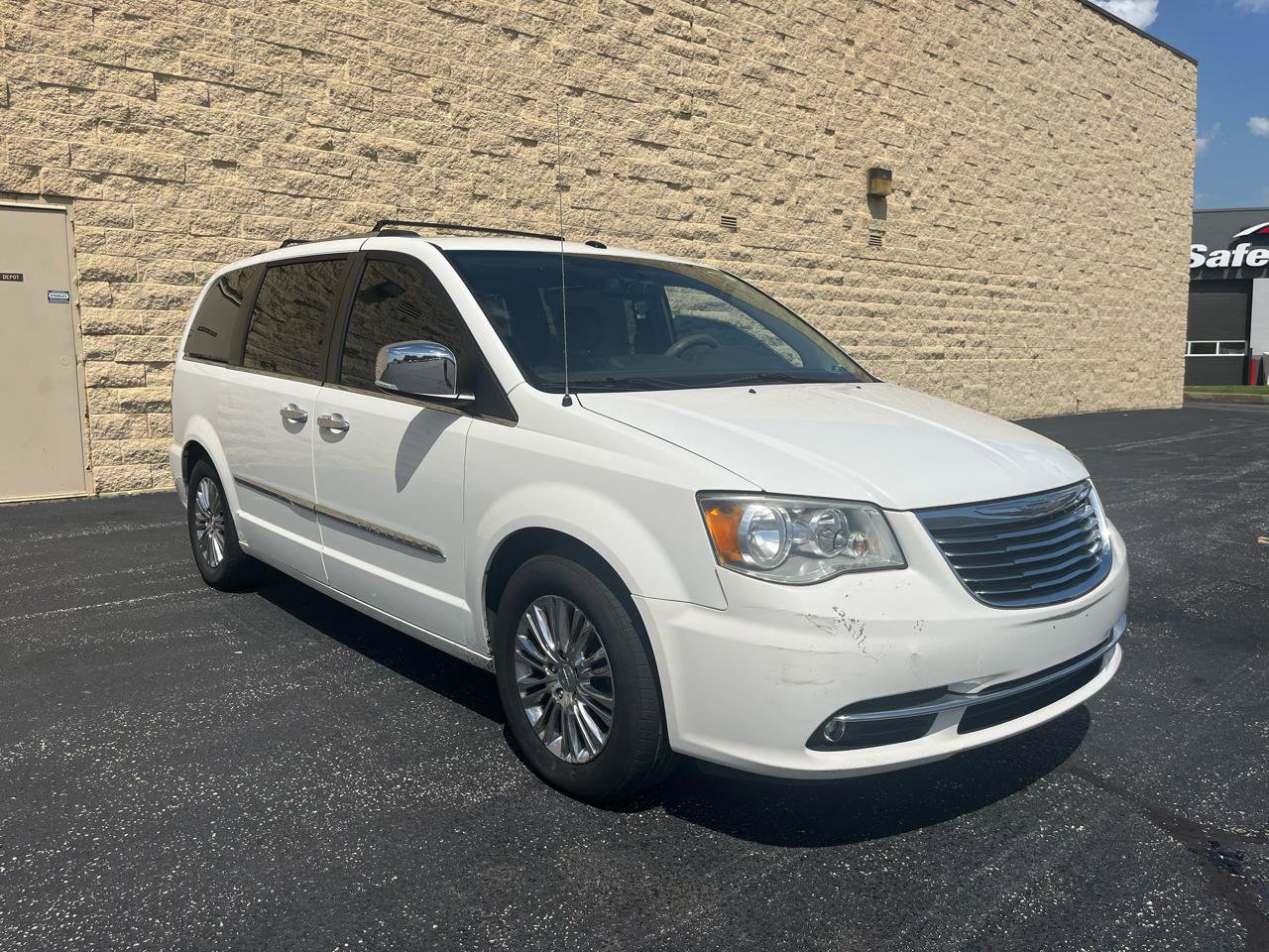 Used 2011 Chrysler Town & Country Limited image 7