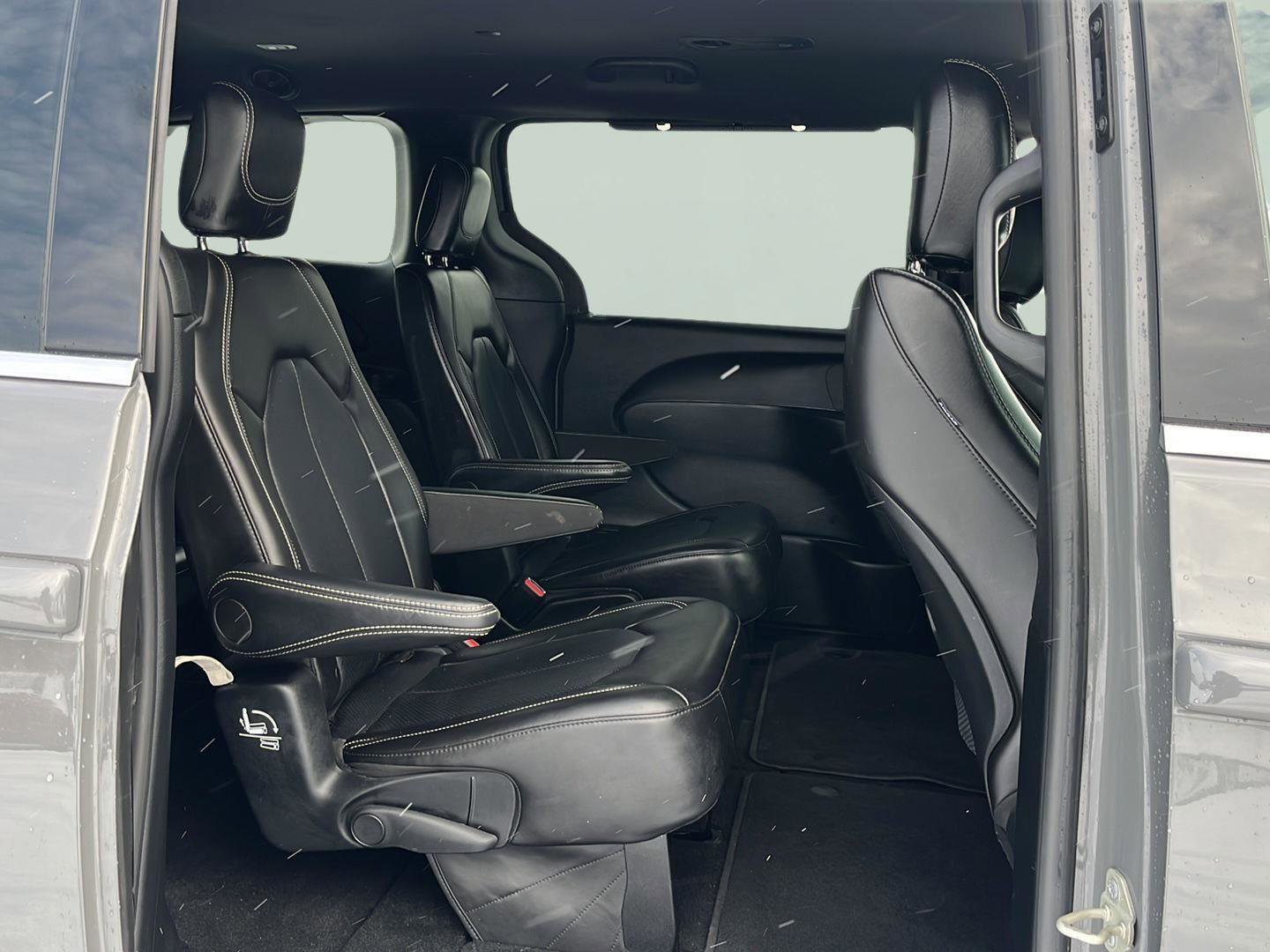 Used 2025 Chrysler Pacifica Select image 32