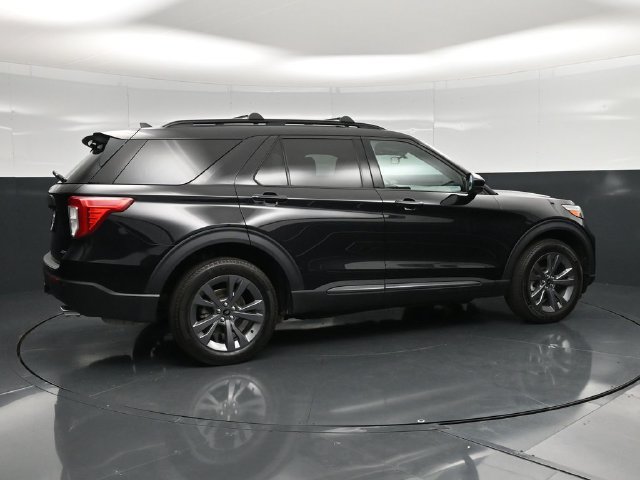 Used 2023 Ford Explorer XLT w/ XLT Sport Appearance Package AWD/4WD image 2