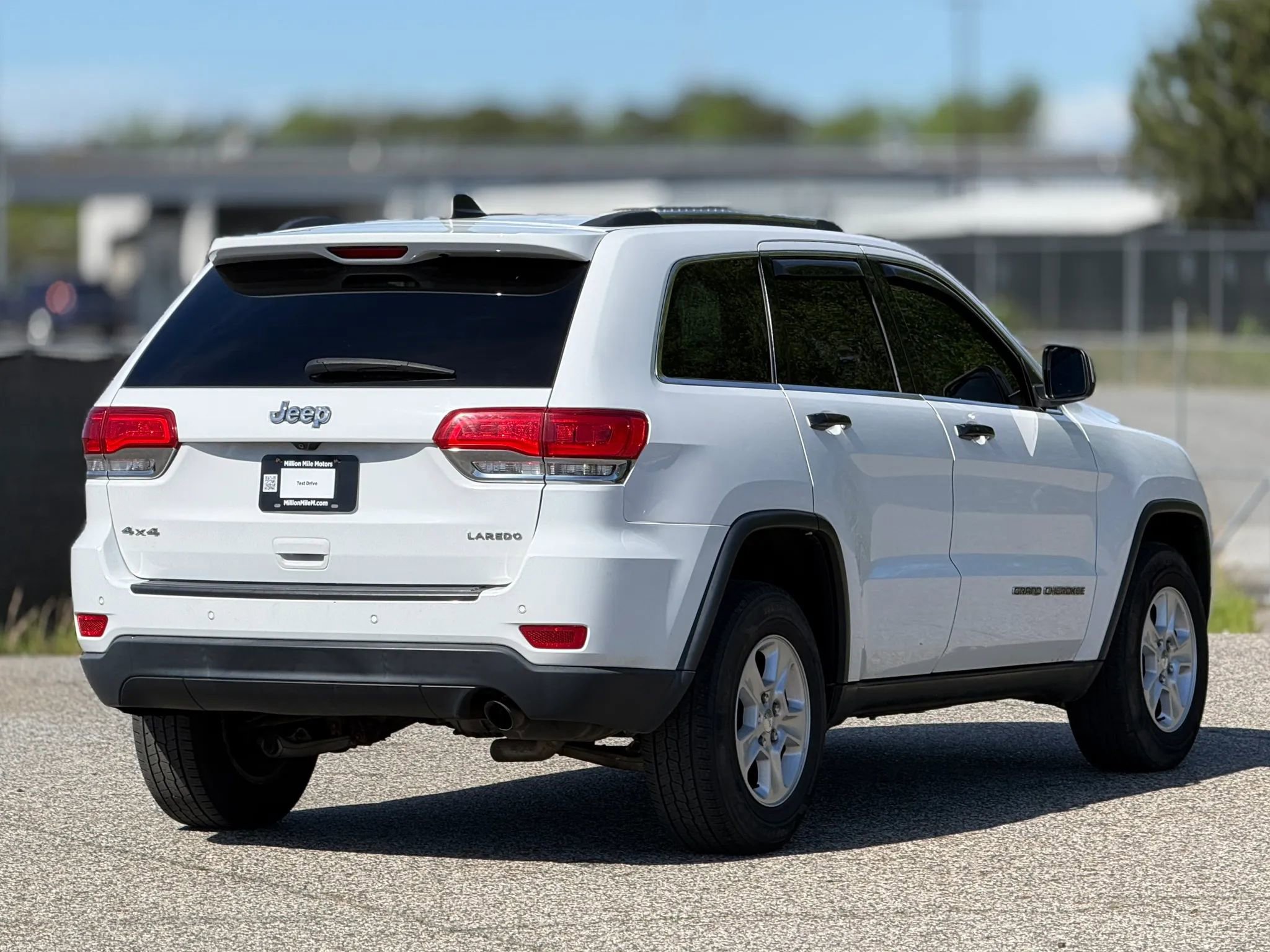 Used 2017 Jeep Grand Cherokee Laredo w/ Quick Order Package 23E AWD/4WD image 9