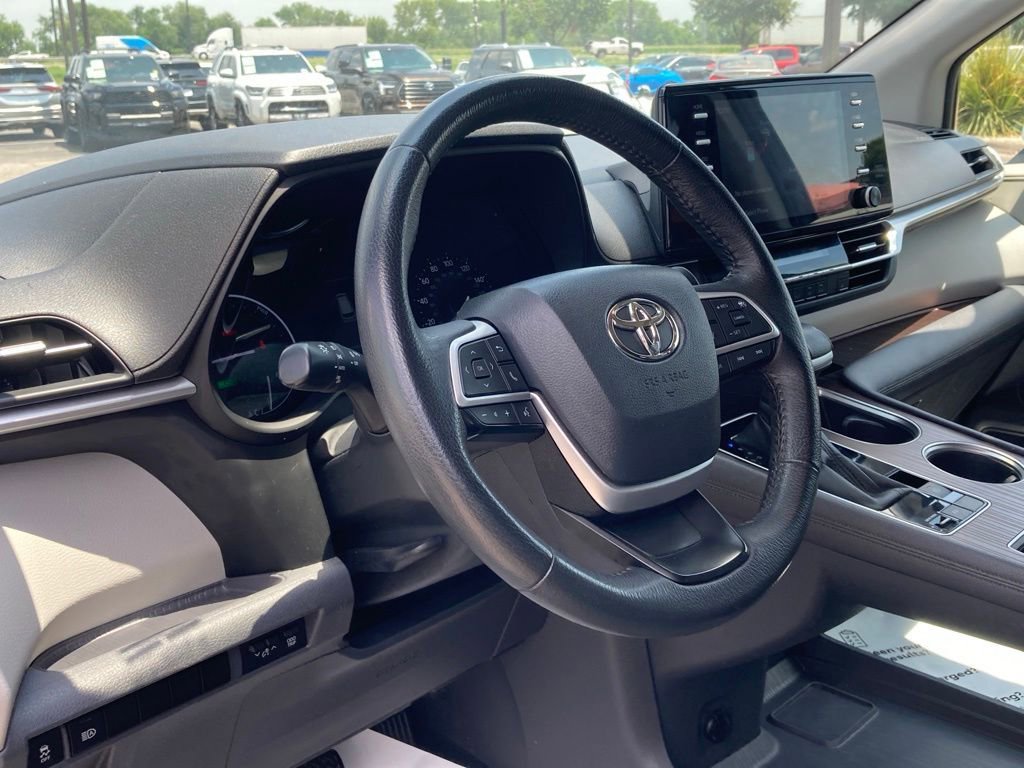 Used 2023 Toyota Sienna XLE FWD image 8