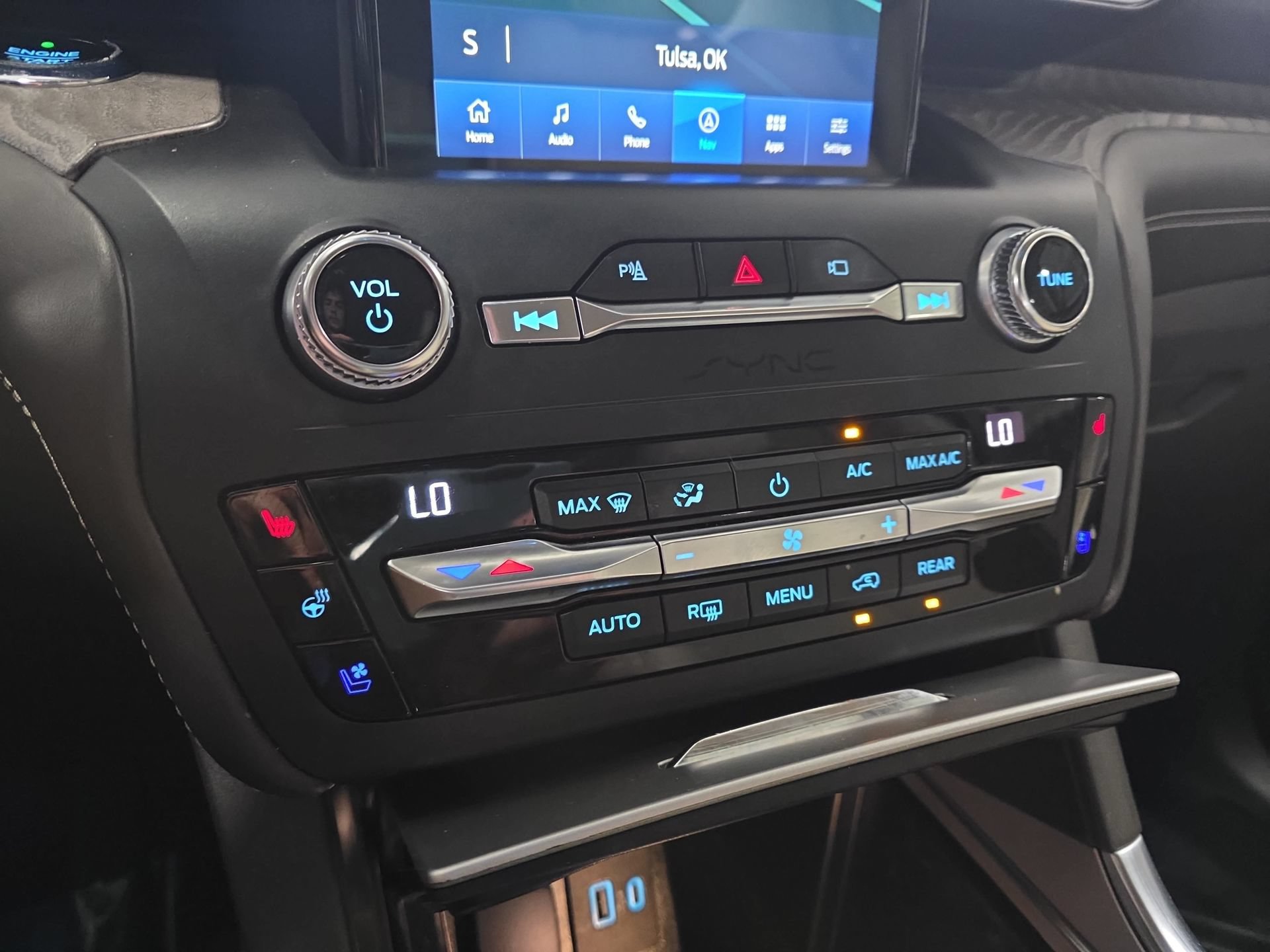 Used 2020 Ford Explorer Platinum w/ Premium Technology Package AWD/4WD image 24