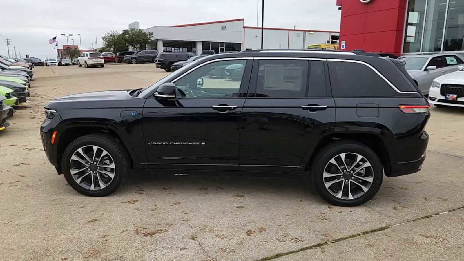 Used 2024 Jeep Grand Cherokee Overland w/ Advanced Protech Group III image 5