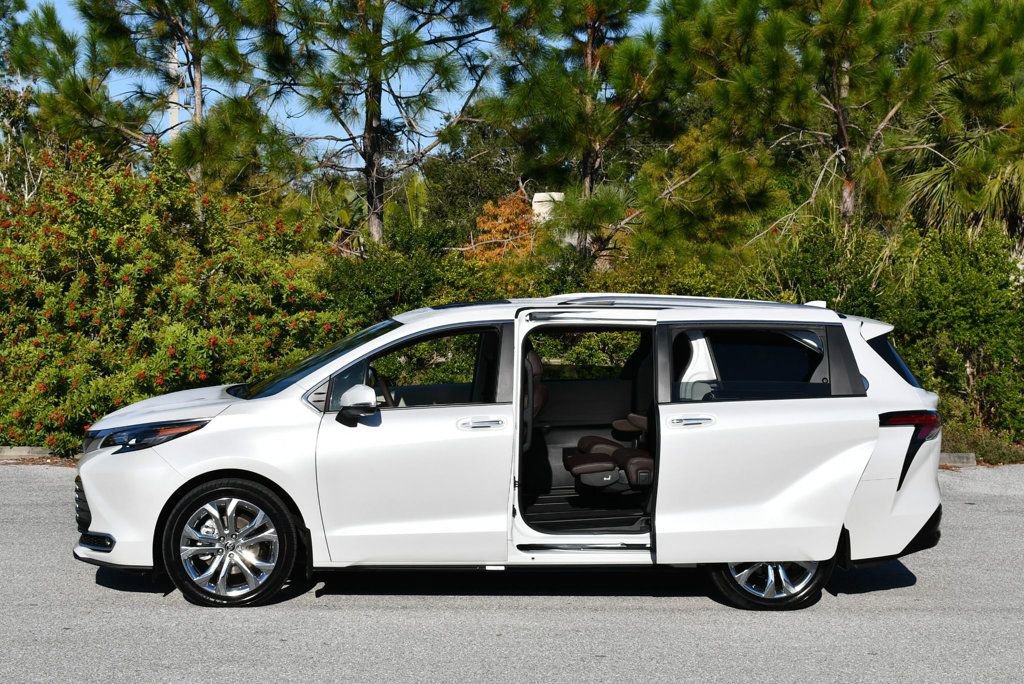 Used 2024 Toyota Sienna Platinum image 4