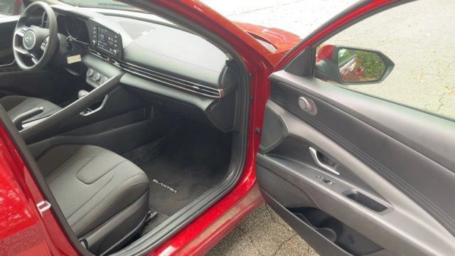 Used 2023 Hyundai Elantra SE FWD image 10