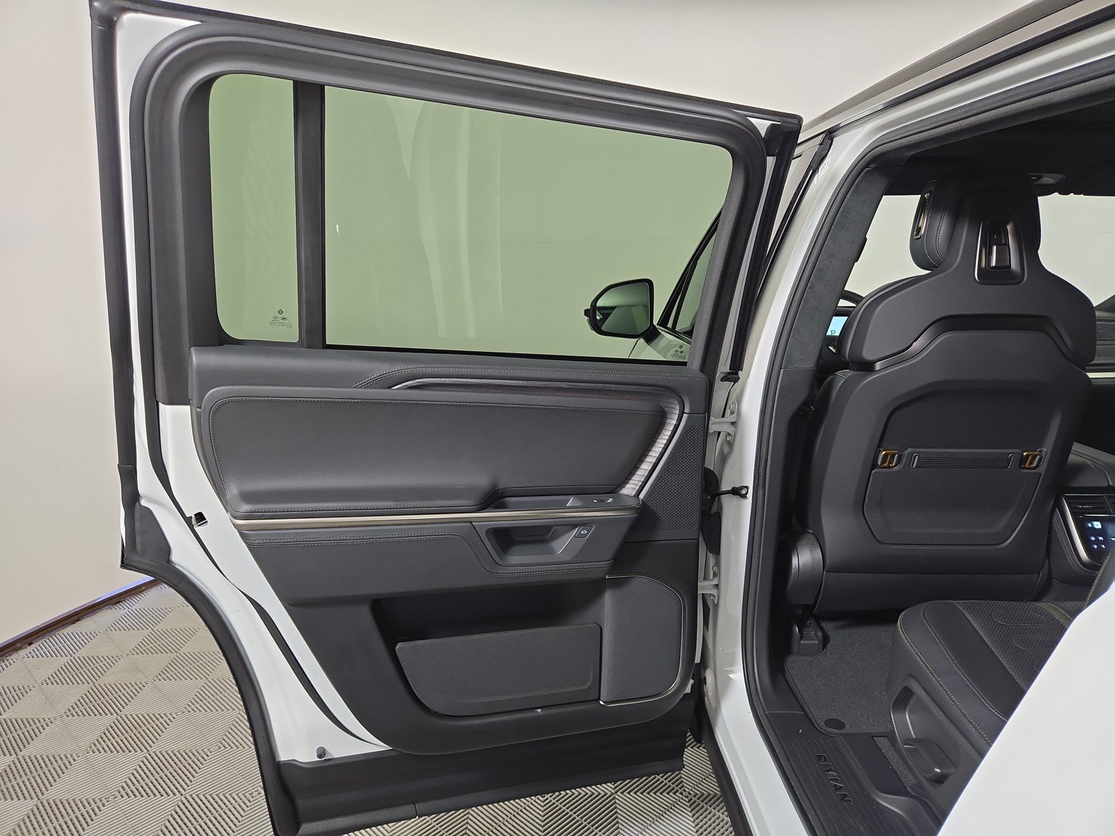 Used 2025 Rivian R1S Adventure AWD/4WD image 17