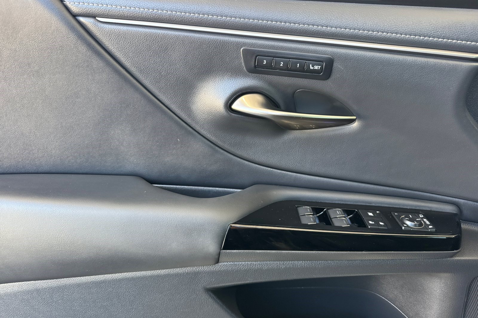 Certified 2024 Lexus ES 300h w/ Premium Package FWD image 12