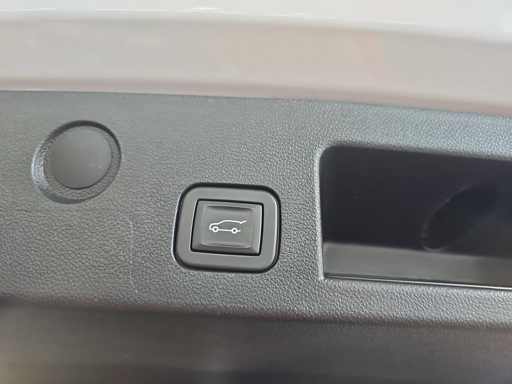 Certified 2025 Chevrolet Equinox ACTIV w/ Safety and Technology Package AWD/4WD image 17
